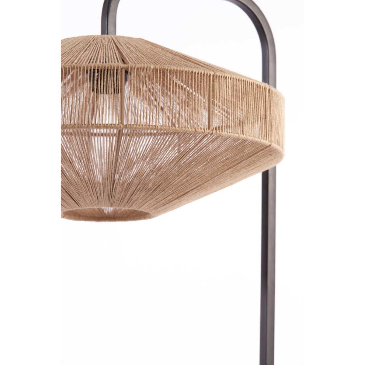 Lyra Natur gulvlampe Fra Light & Living - Dens luftige design giver et bohemeagtigt og stilfuldt udtryk, der passer perfekt ind i både moderne og rustikt indrettede hjem.