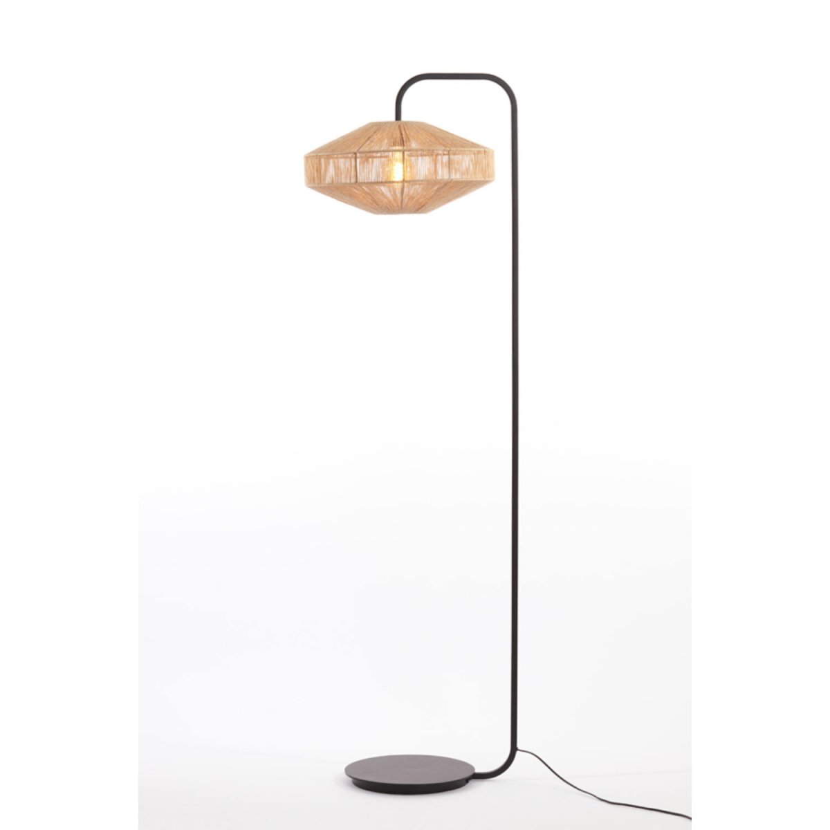 Lyra Natur gulvlampe Fra Light & Living - Dens luftige design giver et bohemeagtigt og stilfuldt udtryk, der passer perfekt ind i både moderne og rustikt indrettede hjem.