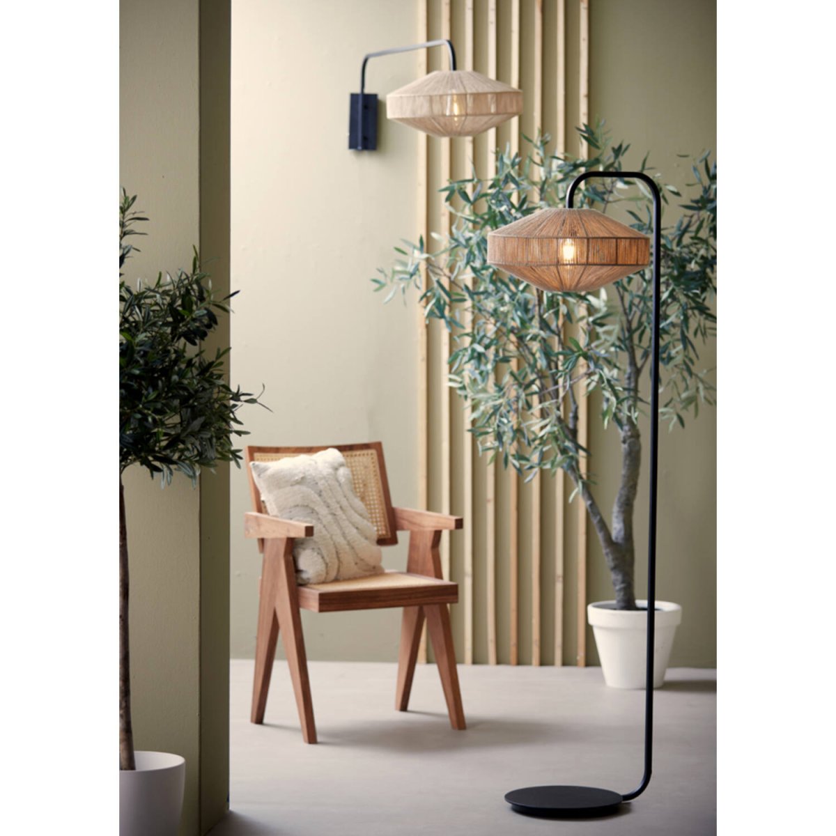 Lyra Natur gulvlampe Fra Light & Living - Dens luftige design giver et bohemeagtigt og stilfuldt udtryk, der passer perfekt ind i både moderne og rustikt indrettede hjem.