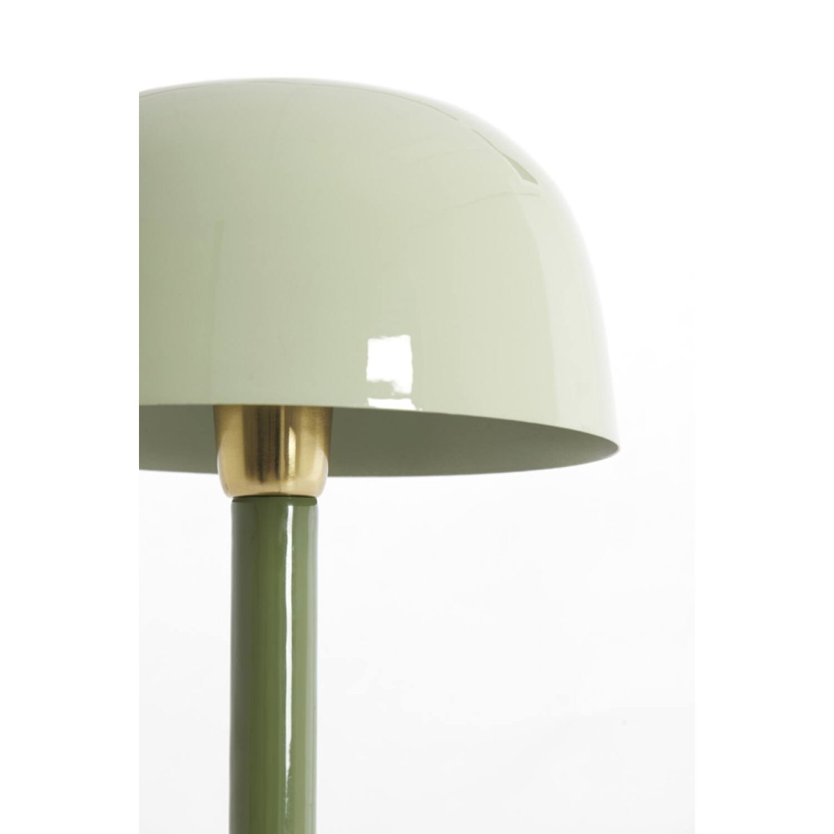 Marivet 37cm Grøn bordlampe Fra Light & Living - Den minimalistiske form og den skinnende overflade giver et moderne og elegant indtryk, der passer lige s&aring; godt i stuen som p&aring; skrivebordet eller natbordet.