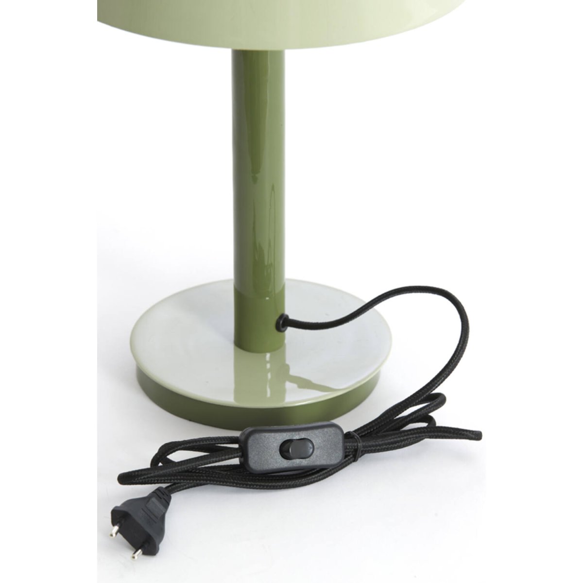 Marivet 37cm Grøn bordlampe Fra Light & Living - Den minimalistiske form og den skinnende overflade giver et moderne og elegant indtryk, der passer lige s&aring; godt i stuen som p&aring; skrivebordet eller natbordet.
