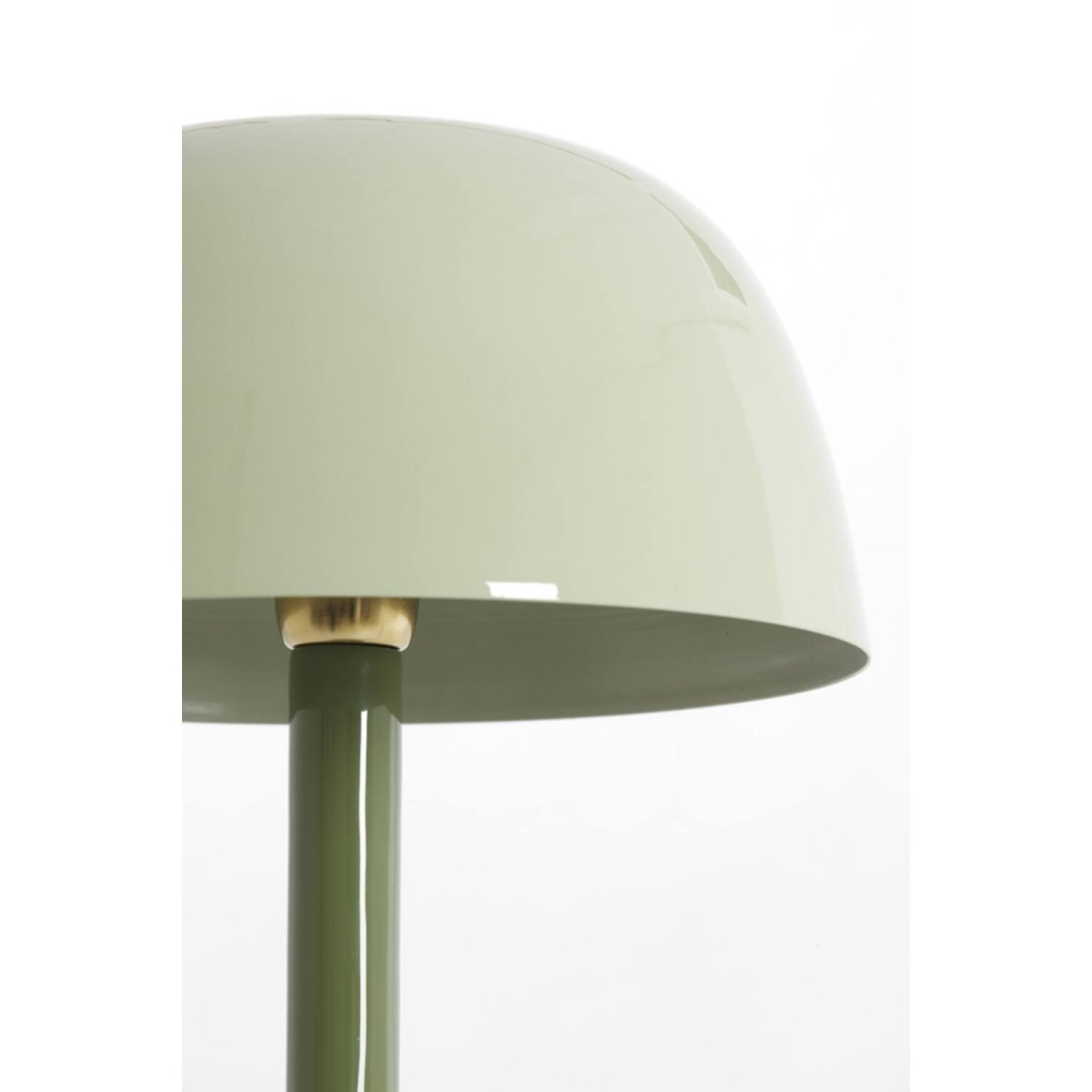 Marivet 48cm Grøn bordlampe Fra Light & Living - Den minimalistiske form og den skinnende overflade giver et moderne og elegant indtryk, der passer lige s&aring; godt i stuen som p&aring; skrivebordet eller natbordet.