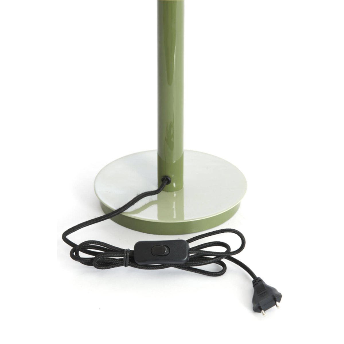 Marivet 48cm Grøn bordlampe Fra Light & Living - Den minimalistiske form og den skinnende overflade giver et moderne og elegant indtryk, der passer lige s&aring; godt i stuen som p&aring; skrivebordet eller natbordet.