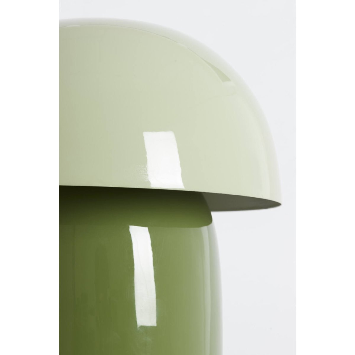 Mimosa 34cm Grøn bordlampe Fra Light & Living - Den har en varm farvekombination med en lysegr&oslash;n sk&aelig;rm og en olivengr&oslash;n base, der skaber et bl&oslash;dt og harmonisk udtryk.