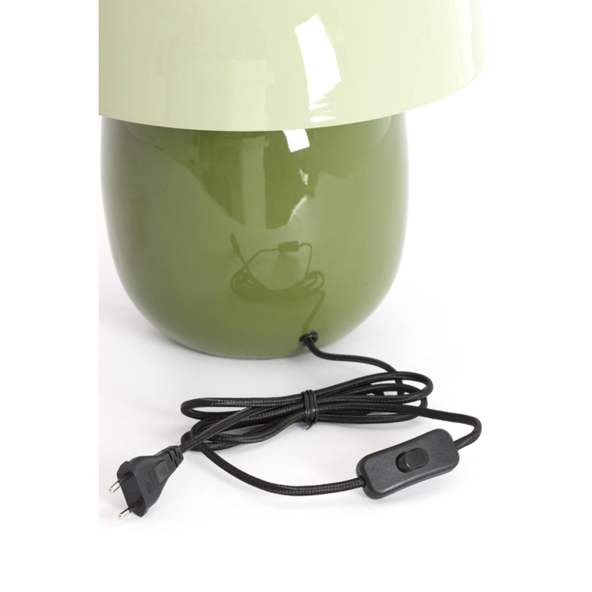 Mimosa 34cm Grøn bordlampe Fra Light & Living - Den har en varm farvekombination med en lysegr&oslash;n sk&aelig;rm og en olivengr&oslash;n base, der skaber et bl&oslash;dt og harmonisk udtryk.