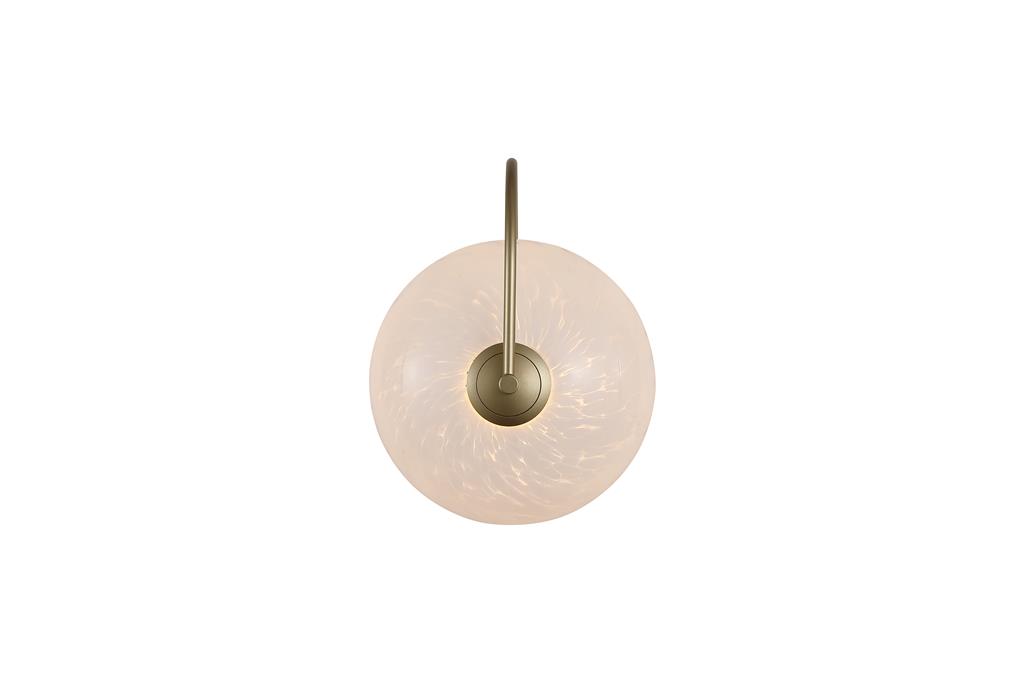 Confetti Ø25 Guld væglampe Fra Searchlight - Det moderne design kombinerer en ramme med gulddetaljer og en mønstret glasskærm, der giver et behageligt og indbydende skær.