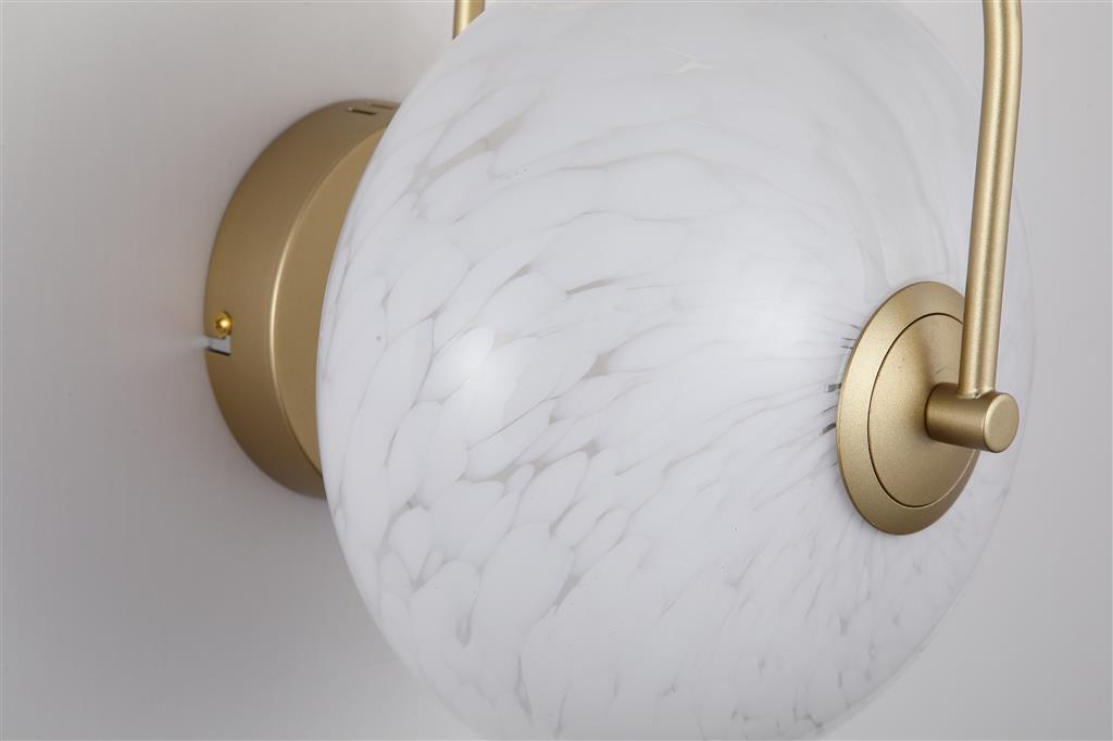 Confetti Ø25 Guld væglampe Fra Searchlight - Det moderne design kombinerer en ramme med gulddetaljer og en mønstret glasskærm, der giver et behageligt og indbydende skær.