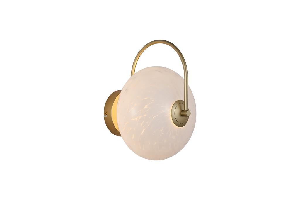 Confetti Ø25 Guld væglampe Fra Searchlight - Det moderne design kombinerer en ramme med gulddetaljer og en mønstret glasskærm, der giver et behageligt og indbydende skær.
