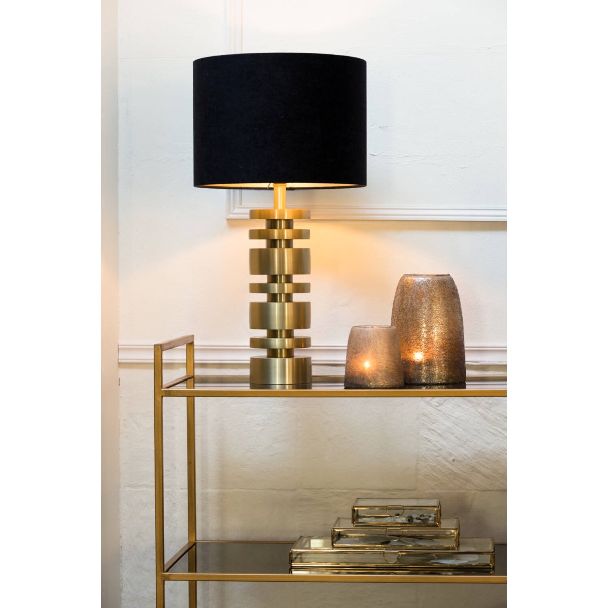 Desley 40cm Guld lampefod Fra Light & Living - Det elegante og industrielle look gør den perfekt til rustikke hjem og moderne indretningsstile.
