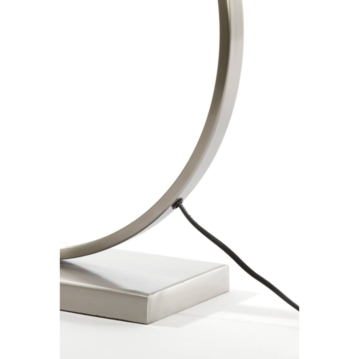 Liva 62cm Sølv lampefod Fra Light & Living - Det stilfulde cirkulære design giver lampefoden et sofistikeret og tidløst udtryk, perfekt til at skabe en luksuriøs følelse i dit hjem.