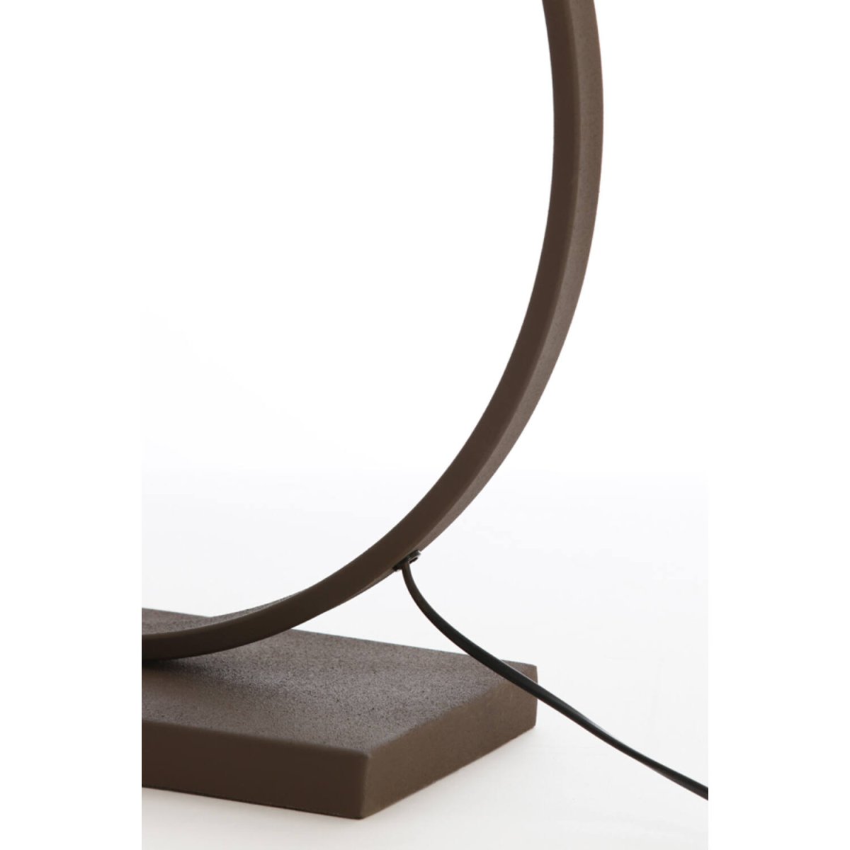 Liva 64cm Brun lampefod Fra Light & Living - Den runde form og brune finish giver lampefoden et stilfuldt og sofistikeret udtryk.