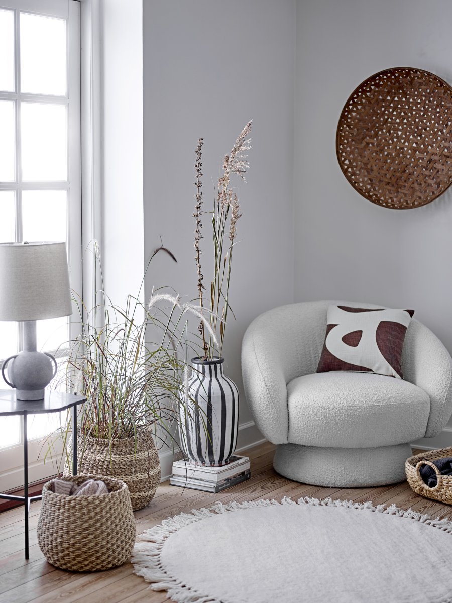 Kean 58cm Grå bordlampe Fra Bloomingville - Kean bordlampe er en alsidig lampe lavet af terrakotta med en stilfuld nordisk form og en smuk gr&aring; tone, der passer ind i de fleste hjem.