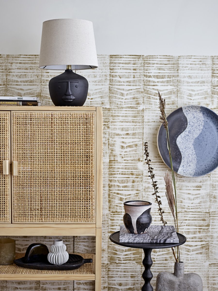 Matheo 43cm Sort bordlampe Fra Bloomingville - Sk&aelig;rmen st&aring;r i smuk kontrast til den sorte terrakotta-lampefod, der er udsmykket med et kunstnerisk ansigtsmotiv - en detalje, der g&oslash;r lampen til et udtryksfuldt blikfang i rummet.