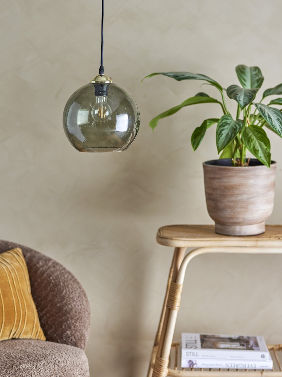 Alber Ø23 Grøn loftslampe Fra Bloomingville - Alber pendlen fra Bloomingville er en stilfuld loftslampe med et enkelt og tidl&oslash;st udtryk, der passer ind i alle typer rum.