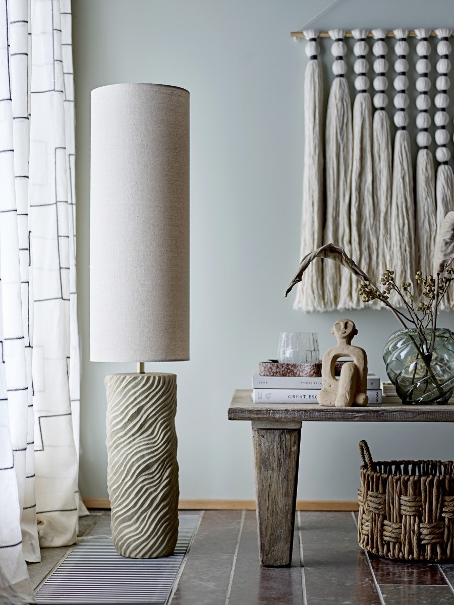 Payah Beige gulvlampe Fra Bloomingville - Perfekt til at oplyse m&oslash;rke hj&oslash;rner og samtidig skabe en varm og indbydende atmosf&aelig;re i stuen, sovev&aelig;relset eller gangen.