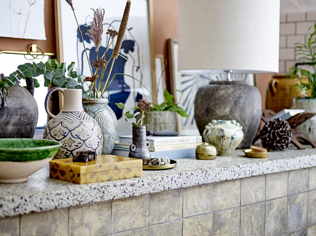 Isabelle 62cm Mørkegrå bordlampe Fra Bloomingville - Isabelle bordlampen fra Bloomingville har en smuk lampefod i stent&oslash;j med et rustikt, vintage-inspireret look, der tilf&oslash;jer varme og karakter til rummet.