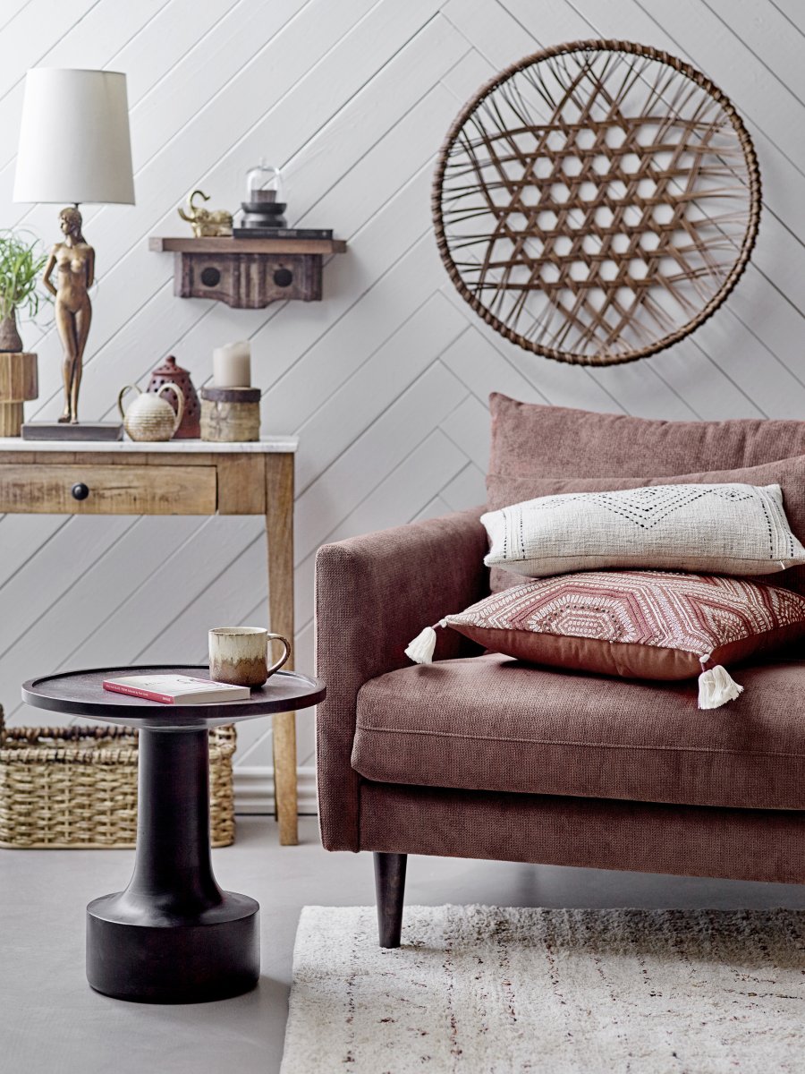 Fabiana 70cm Messing bordlampe Fra Bloomingville - Det er netop s&aring;danne detaljer, der g&oslash;r et hjem personligt - og med Fabiana f&aring;r du b&aring;de funktionel belysning og et dekorativt element, der giver atmosf&aelig;ren en afslappet og glad tone.