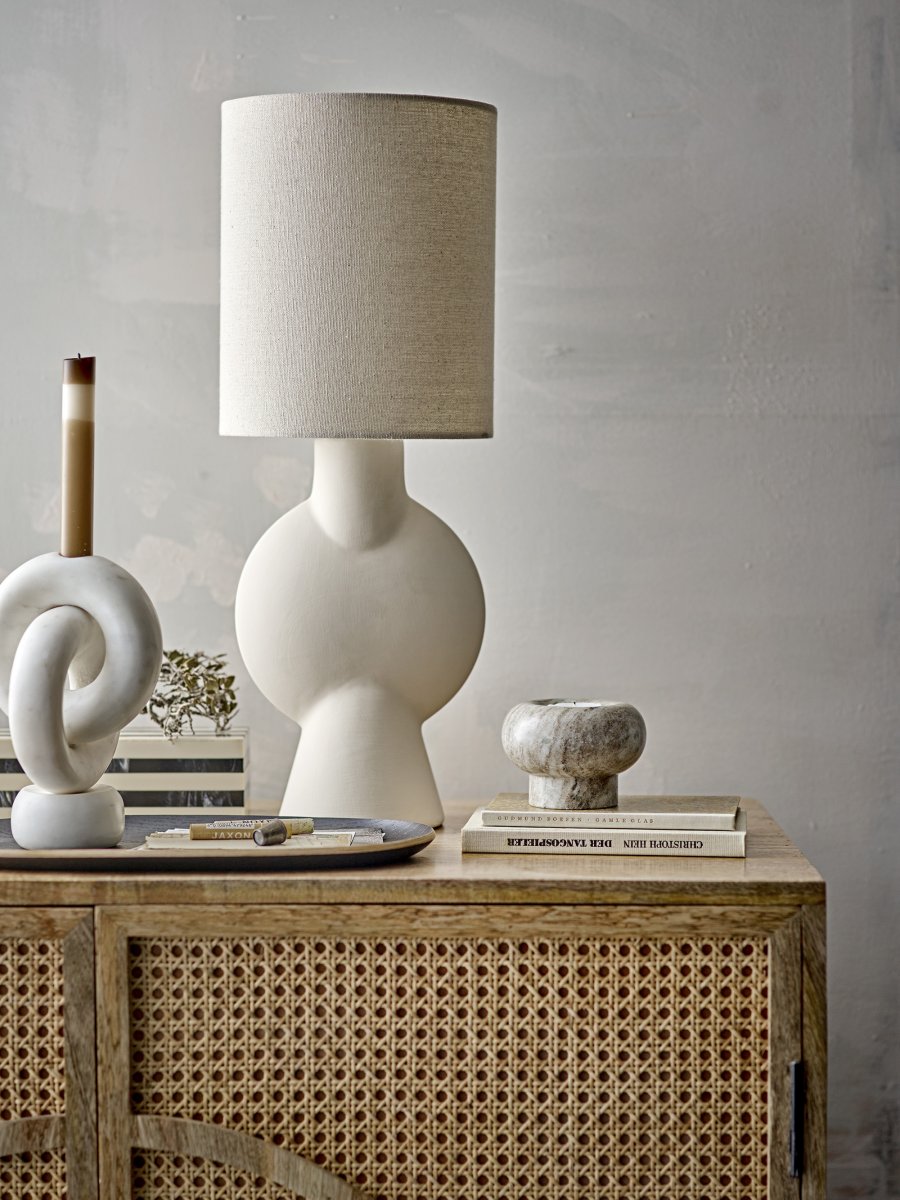 Sergio 55cm Naturhvid bordlampe Fra Bloomingville - Lampen er glaseret med en finish, der varierer fra kopi til kopi - nogle har en m&oslash;rkere tone og mere tekstur, hvilket g&oslash;r hver lampe unik i sit udtryk.