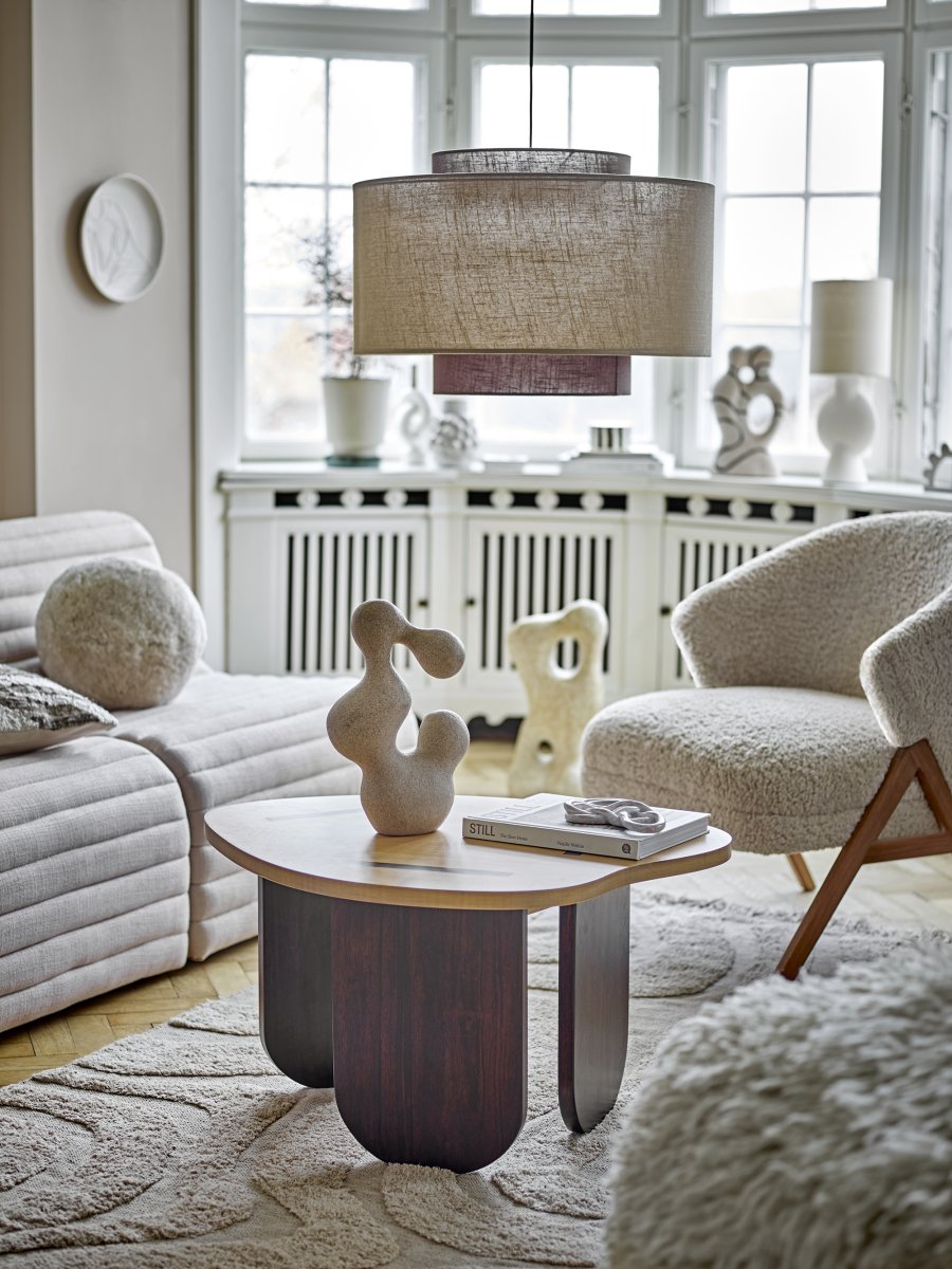 Janica Ø60 Brun loftslampe Fra Bloomingville - Lampesk&aelig;rmen er lavet af h&oslash;r og f&aring;s i varme, brune nuancer, der skaber et bl&oslash;dt og behageligt lys i rummet.