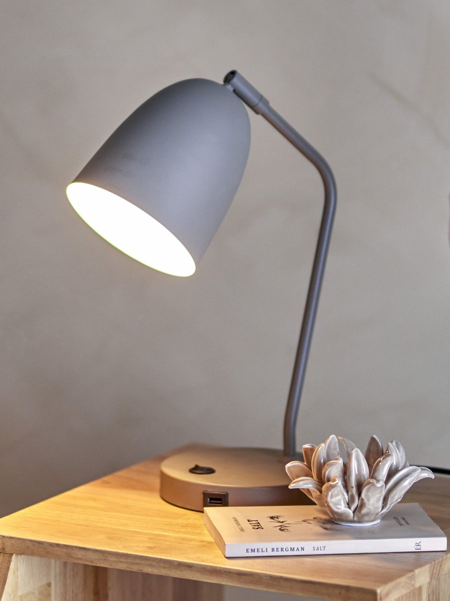 Lemar 37cm Grå skrivebordslampe Fra Bloomingville - Lemar bordlampen fra Bloomingville er lavet af metal med et klassisk og minimalistisk design, der passer perfekt p&aring; skrivebordet eller i hj&oslash;rnet af rummet.
