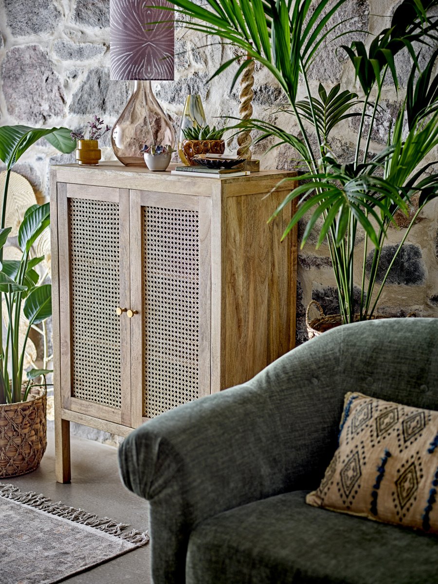 Leni 65cm Lilla bordlampe Fra Bloomingville - Den organisk formede lampefod i brunt glas giver et luftigt og elegant indtryk, mens den cylindriske lampesk&aelig;rm i en lilla sk&aelig;rm er udsmykket med et hvidt blomsterm&oslash;nster, der tilf&oslash;jer charme og personlighed.