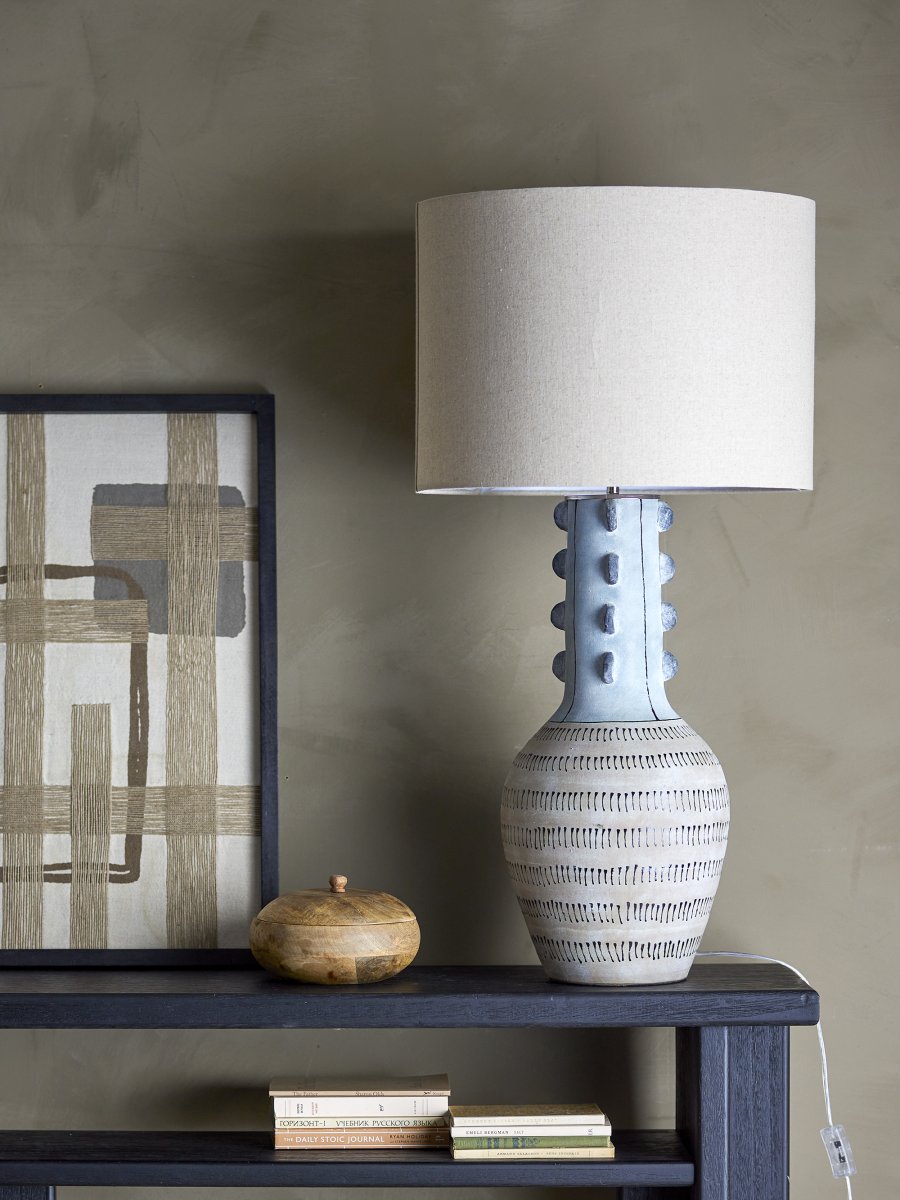 Gadiela Blå gulvlampe Fra Bloomingville - Lampefoden er dekoreret med et h&aring;ndmalet m&oslash;nster i en bl&oslash;d bl&aring; glasur, der skaber en beroligende f&oslash;lelse i rummet.