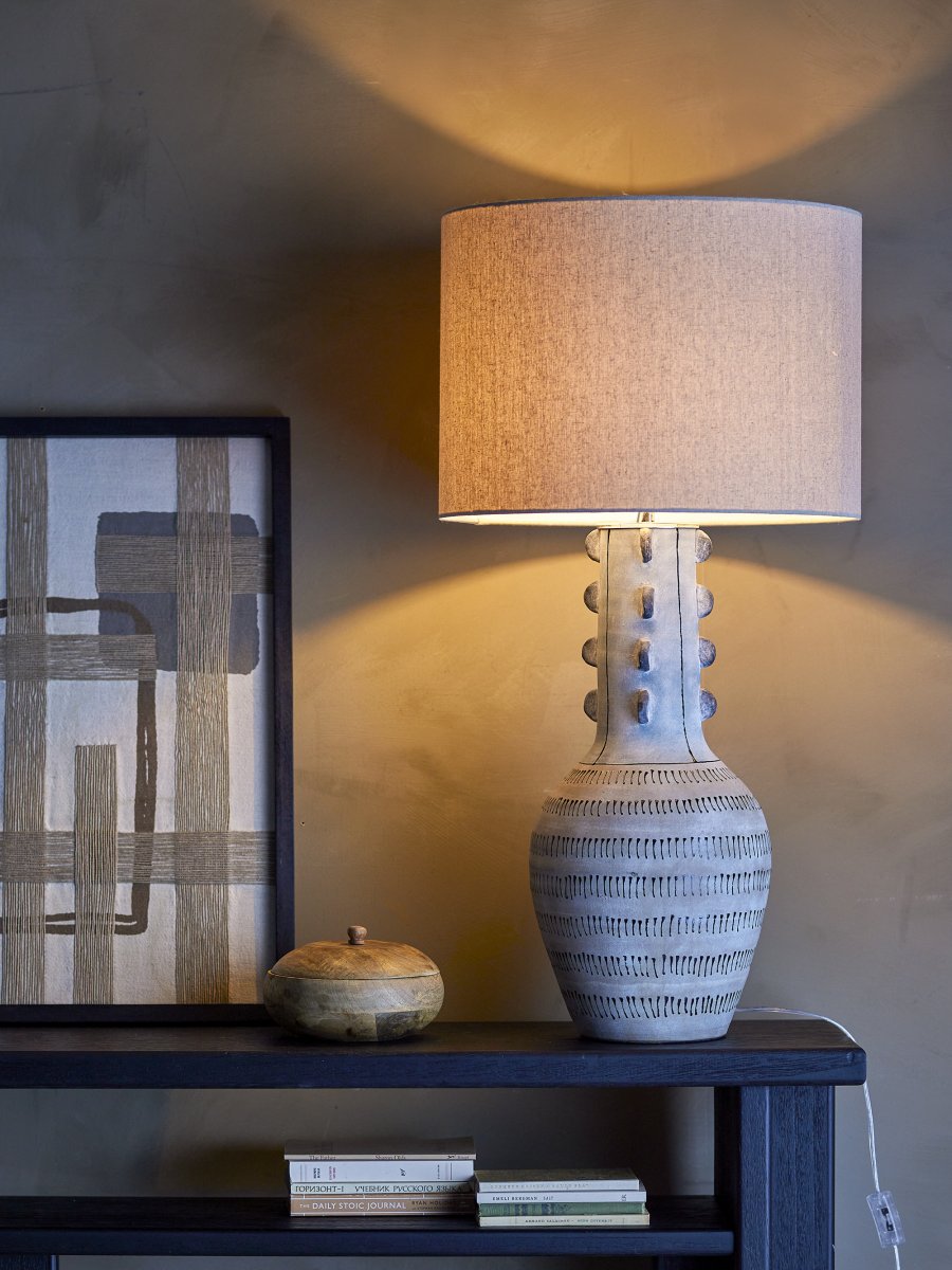 Gadiela Blå gulvlampe Fra Bloomingville - Lampefoden er dekoreret med et h&aring;ndmalet m&oslash;nster i en bl&oslash;d bl&aring; glasur, der skaber en beroligende f&oslash;lelse i rummet.