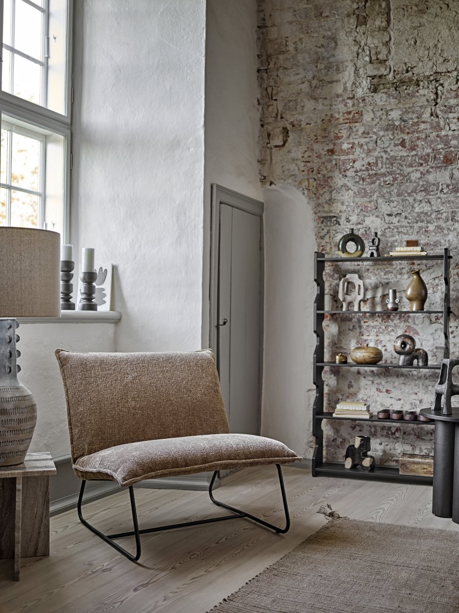 Gadiela Blå gulvlampe Fra Bloomingville - Lampefoden er dekoreret med et h&aring;ndmalet m&oslash;nster i en bl&oslash;d bl&aring; glasur, der skaber en beroligende f&oslash;lelse i rummet.