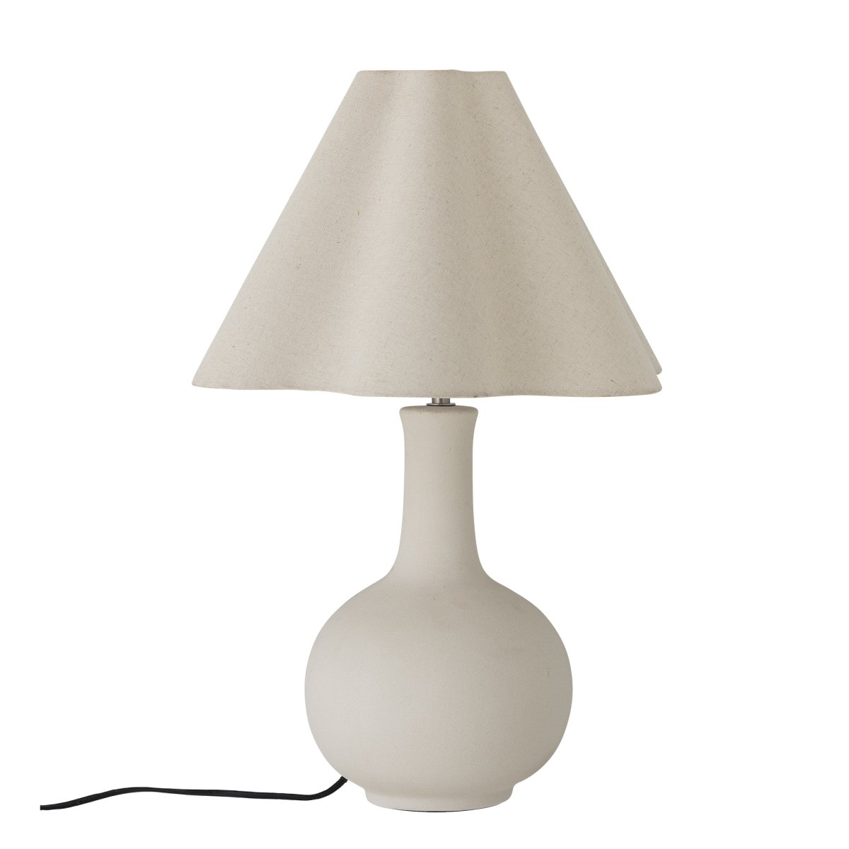 Heide 60cm Naturhvid bordlampe Fra Bloomingville - Den runde fod i kombination med den bl&oslash;dt buede sk&aelig;rm skaber et afbalanceret og moderne udtryk, der passer perfekt ind i minimalistiske og skandinavisk inspirerede hjem.