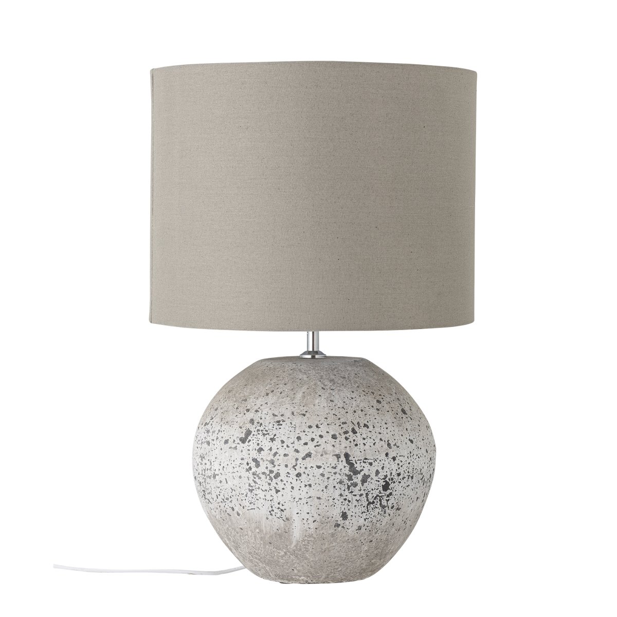 Isedora 60cm Beige bordlampe Fra Bloomingville - Lampen passer lige godt i stuen som i sovev&aelig;relset eller gangen, og fungerer b&aring;de som funktionel belysning og som en dekorativ detalje, der giver rummet personlighed og ro.
