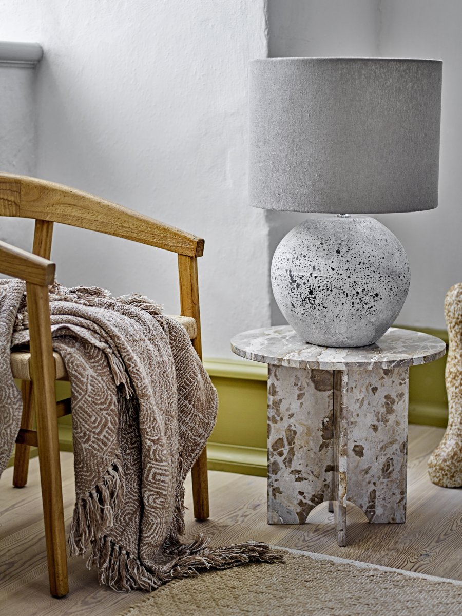 Isedora 60cm Beige bordlampe Fra Bloomingville - Lampen passer lige godt i stuen som i sovev&aelig;relset eller gangen, og fungerer b&aring;de som funktionel belysning og som en dekorativ detalje, der giver rummet personlighed og ro.