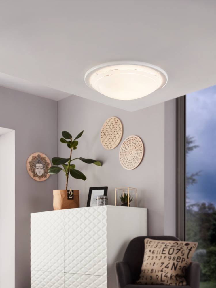 Planet Ø30 Hvid plafond Fra Eglo - Med sit minimalistiske design smelter den ind i ethvert rum og giver et klart og behageligt lys.