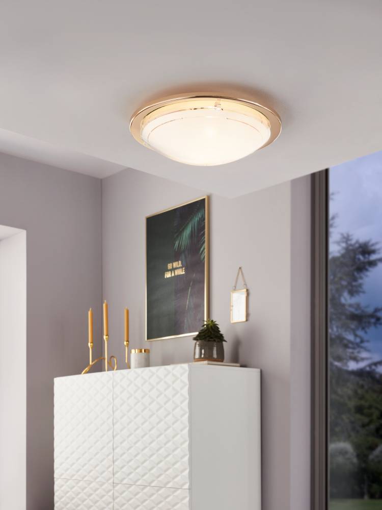 Planet Ø30 Messing plafond Fra Eglo - Med sit minimalistiske design smelter den ind i ethvert rum og giver et klart og behageligt lys.