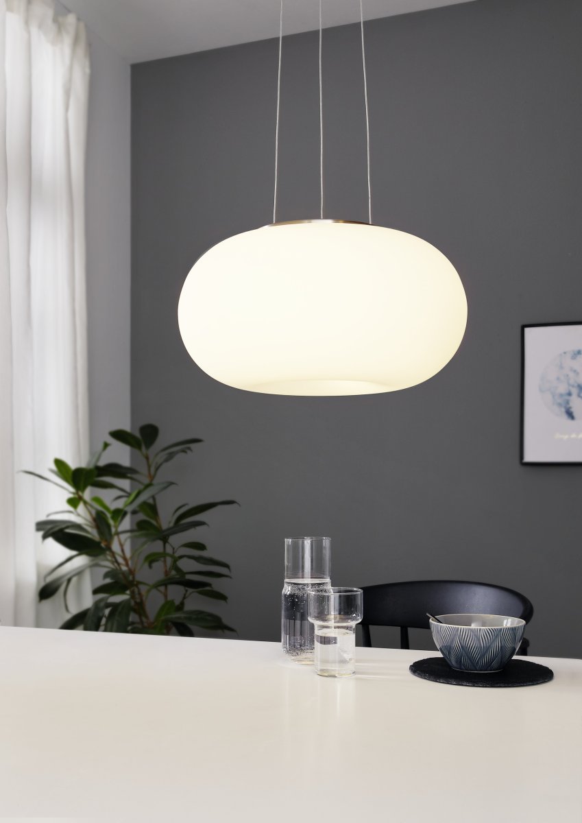Optica Ø37 Hvid loftslampe Fra Eglo - Lampen er lavet af metal med en mat nikkelfinish og har en rund opalglassk&aelig;rm, der spreder lyset j&aelig;vnt og bl&aelig;ndfrit.