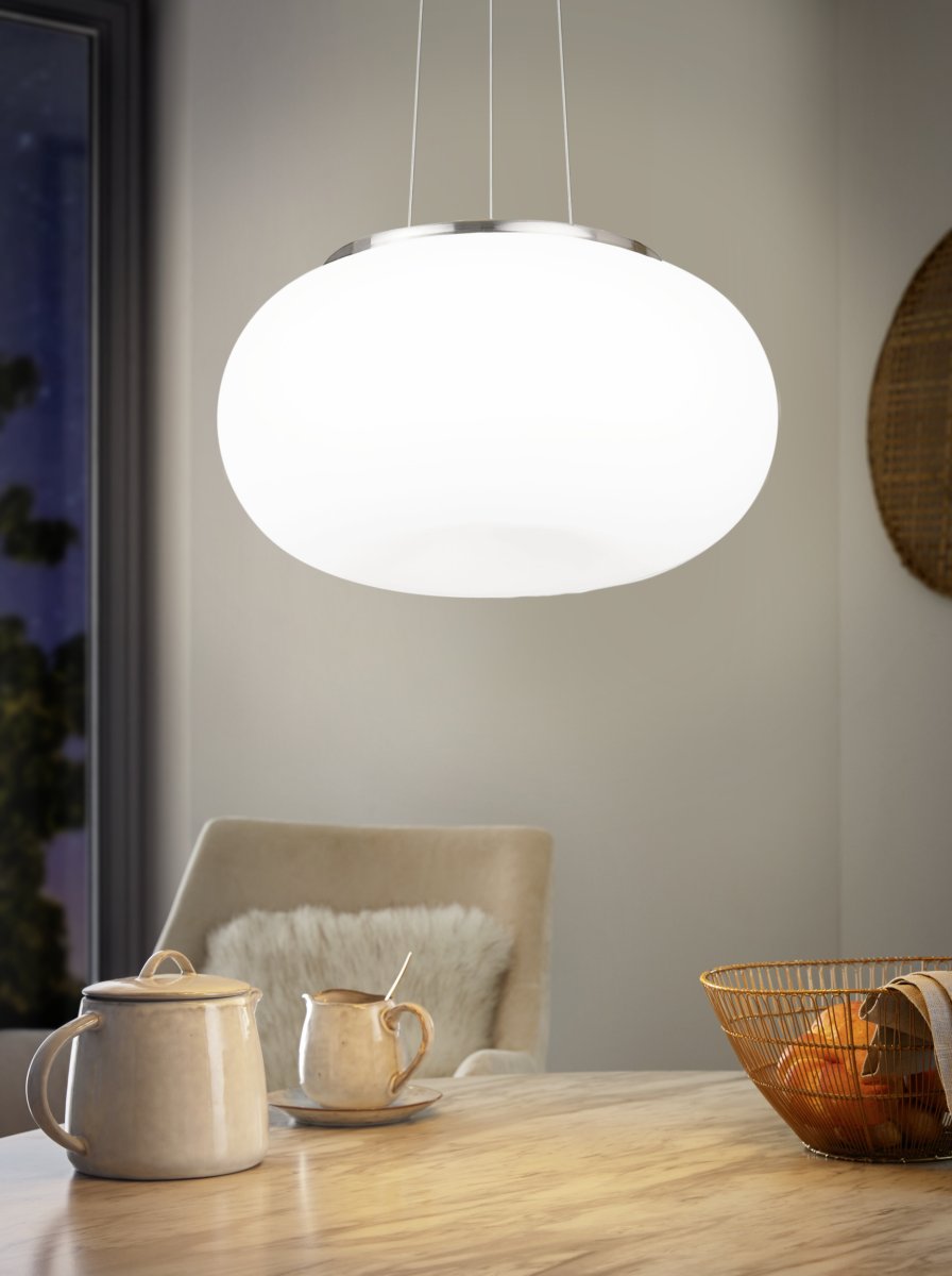 Optica Ø45 Hvid loftslampe Fra Eglo - Lampen er lavet af metal med en mat nikkelfinish og har en rund opalglassk&aelig;rm, der spreder lyset j&aelig;vnt og bl&aelig;ndfrit.