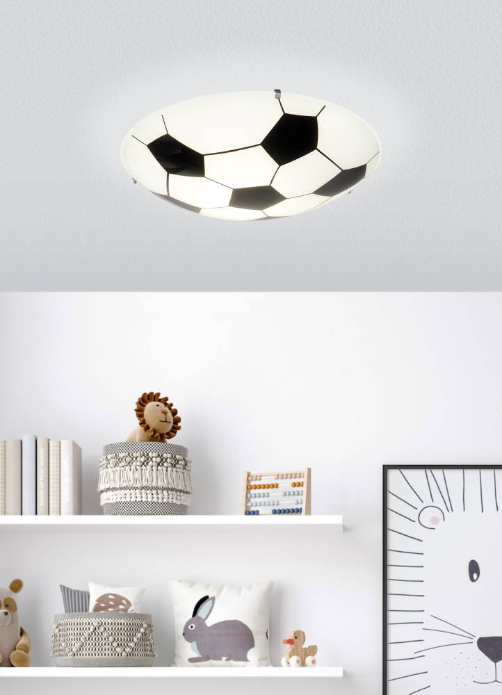 Junior 1 Hvid børnelampe Fra Eglo - Denne type lampe kan være en sjov funktion i en fodboldfanats værelse, samtidig med at den giver god generel belysning.