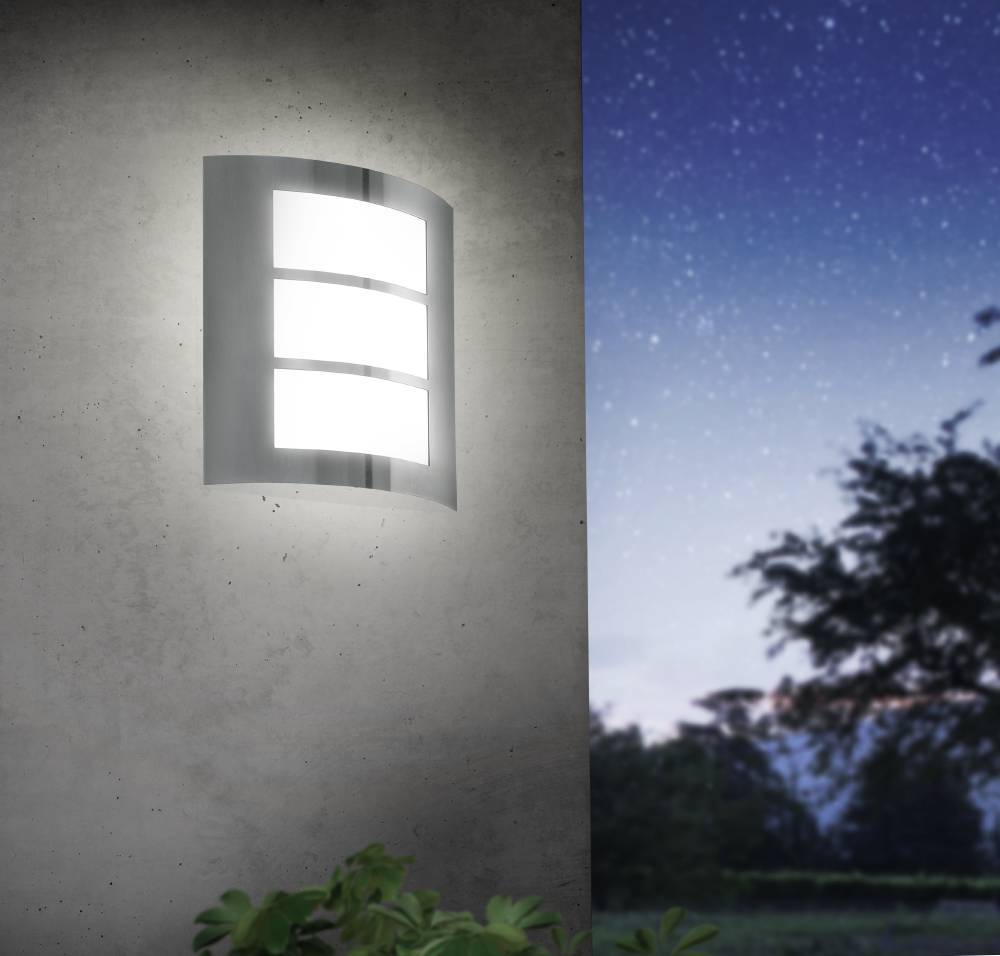 City Rustfrit stål udendørslampe Fra Eglo - Med sit buede design og frostede glas spreder lampen et blødt og jævnt lys, perfekt til entréen, hallen eller terrassen.