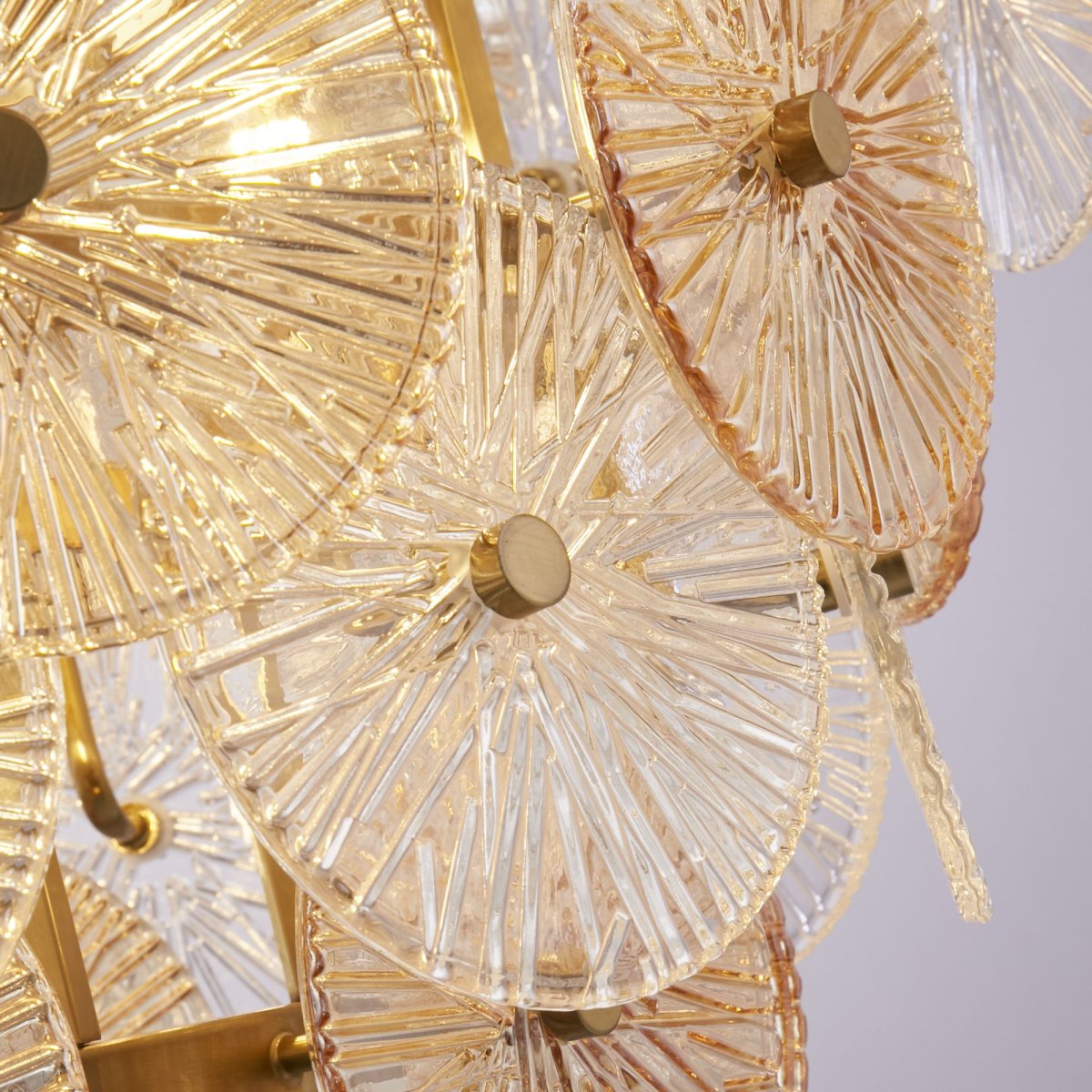 Wagon Wheel Ø64 Bronze loftslampe Fra Searchlight - Med sit elegante design passer lampen nemt ind i et moderne interiør, og takket være den justerbare højde kan du nemt tilpasse den til både rum og behov.