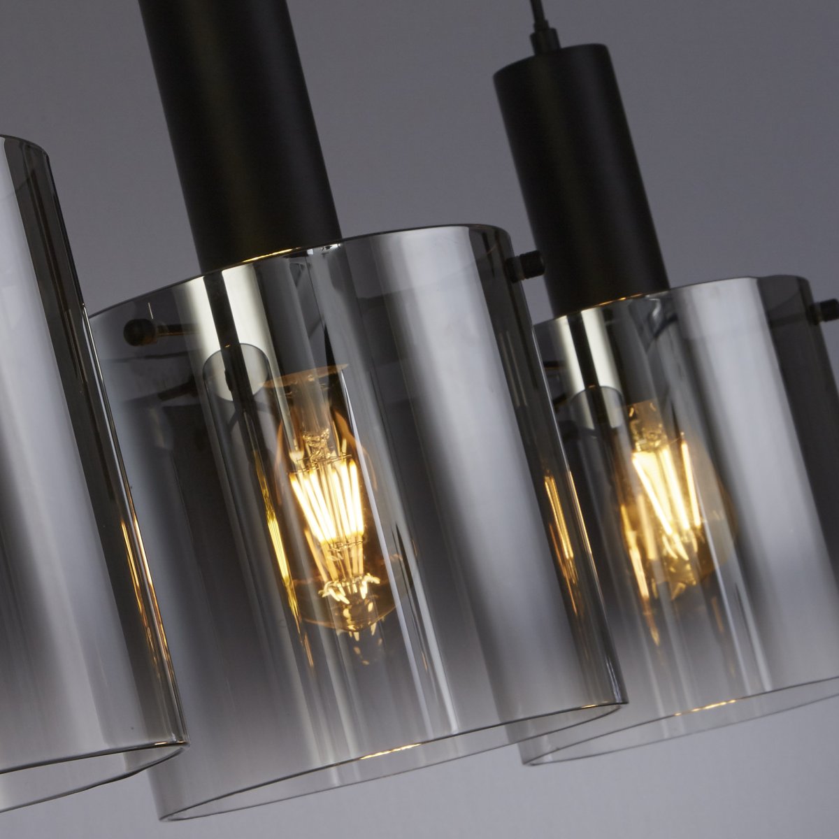 Sweden 100cm Sort loftslampe Fra Searchlight - En tidløs model, der tilføjer et elegant og moderne præg til rummet.