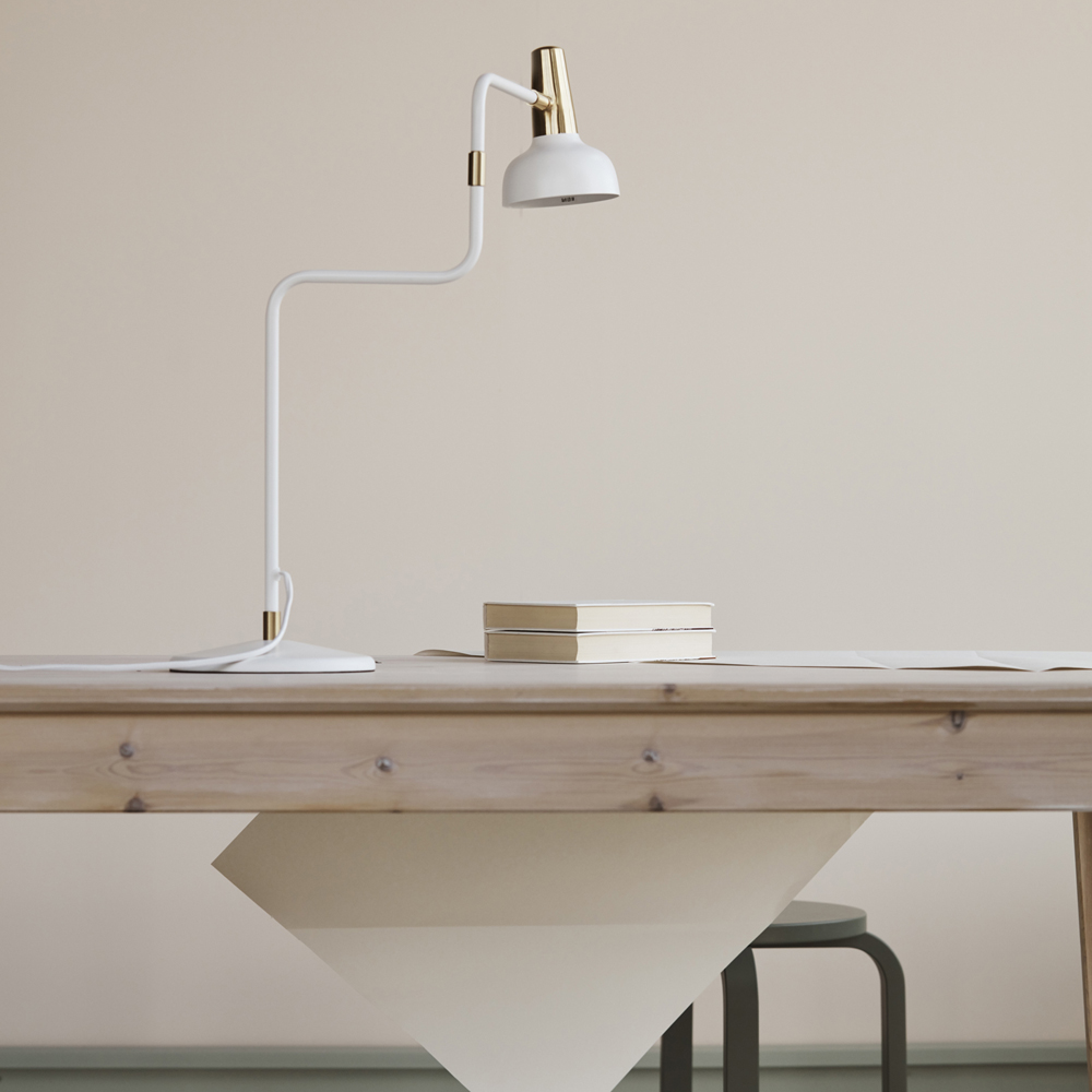 Ray 56cm Varm hvid bordlampe Fra CO Bankeryd - Ray bordlampe er designet til at blive placeret ved sofaen eller en yndlingsstol, ved sengen eller på et hjemmekontor Lige så funktionel når; om aftenen for løsning er den skulpturel og skaber karakter til rummet om dagen.