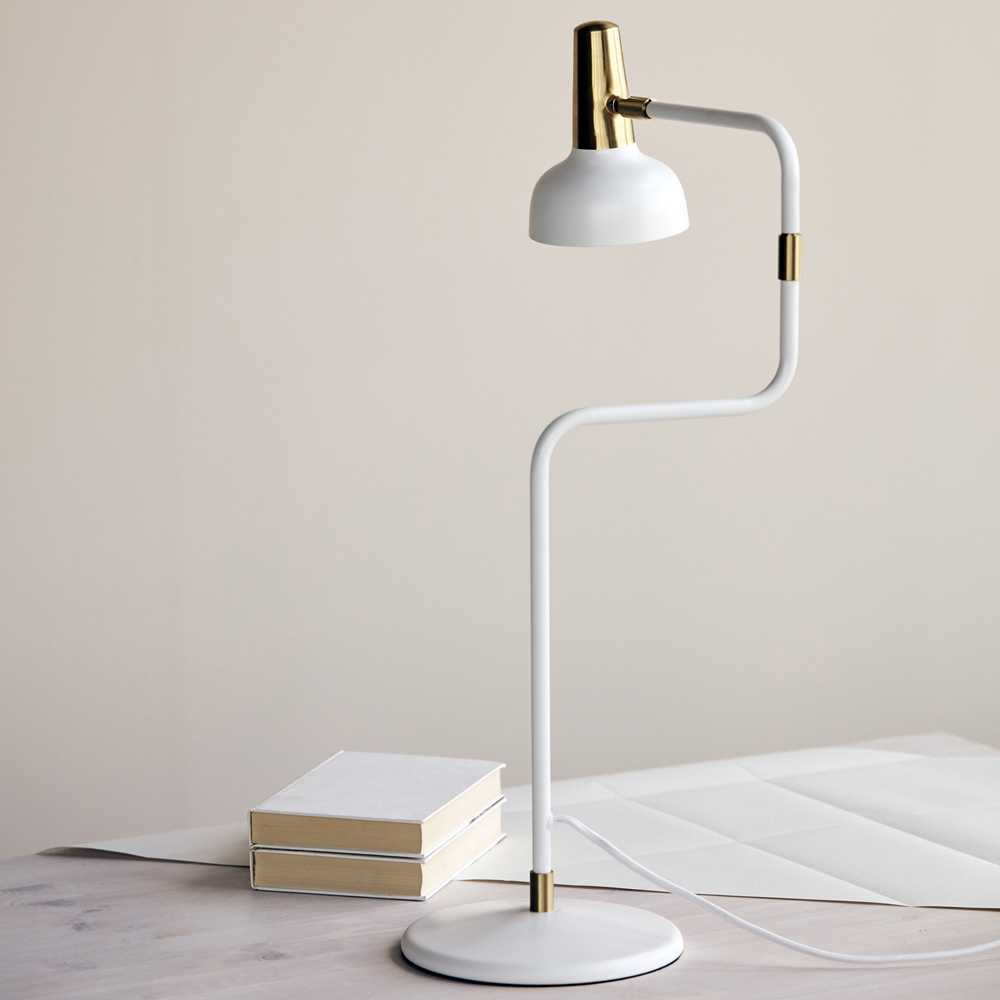 Ray 56cm Varm hvid bordlampe Fra CO Bankeryd - Ray bordlampe er designet til at blive placeret ved sofaen eller en yndlingsstol, ved sengen eller på et hjemmekontor Lige så funktionel når; om aftenen for løsning er den skulpturel og skaber karakter til rummet om dagen.