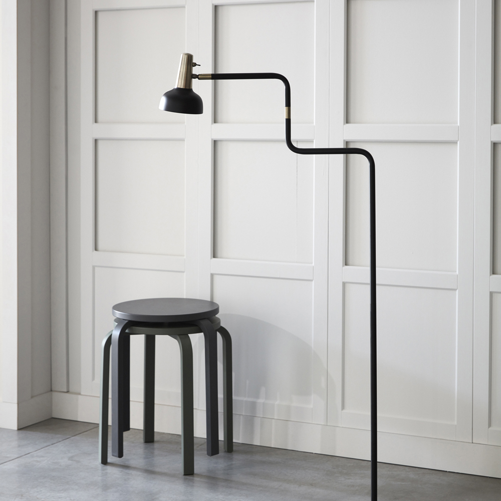 Ray Sort gulvlampe Fra CO Bankeryd - Ray gulvlampen har et moderne udtryk og er ideel til en hyggelig læsesession.