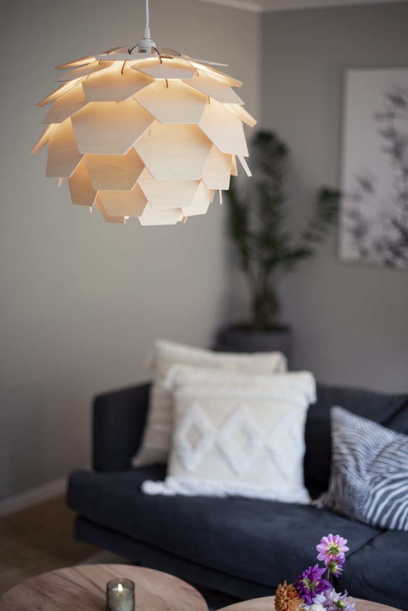 Carpatica Ø40 Natur loftslampe Fra Aneta Lighting - Loftskålen er i hvid plast til krogophæng og med klemrække.