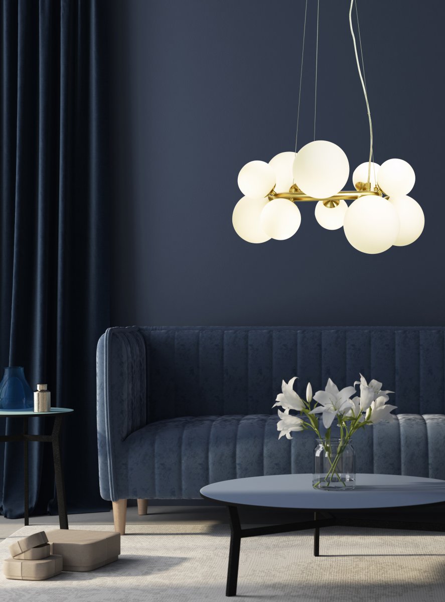 Molekyl Ø50 Mat messing loftslampe Fra Aneta Lighting - Dets moderne og unikke design kombineret med materialer af høj kvalitet gør det til et ideelt valg for den designbevidste &ndash; en lampe, der er lige så meget en stemningsskaber som en stilsætning.