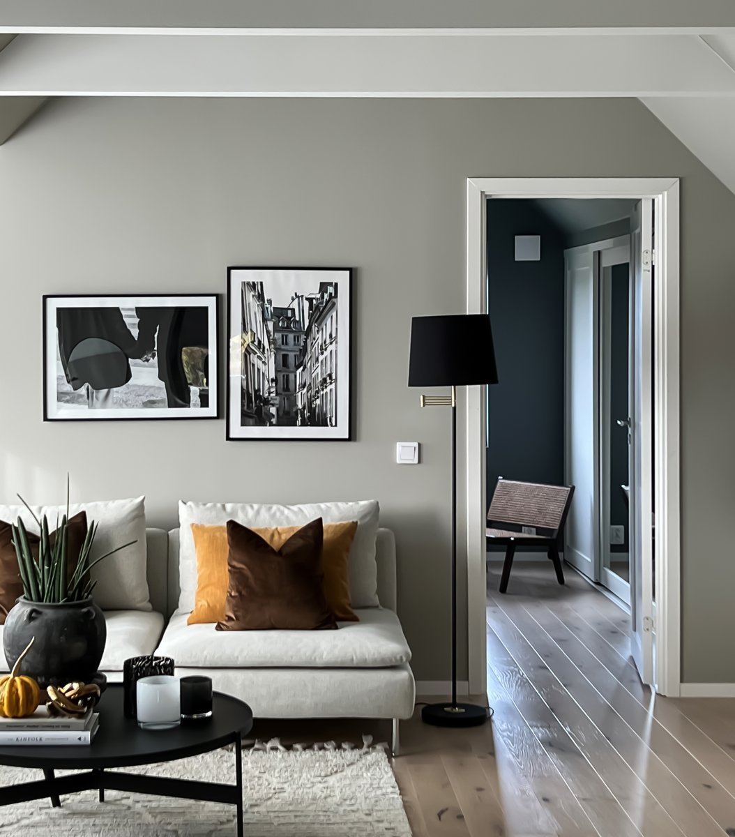 Birka Sort gulvlampe Fra Aneta Lighting - Birka gulvlampe i hvidlakeret metal og detaljer i messing p&aring; drejearm, inklusive tekstilsk&aelig;rm.