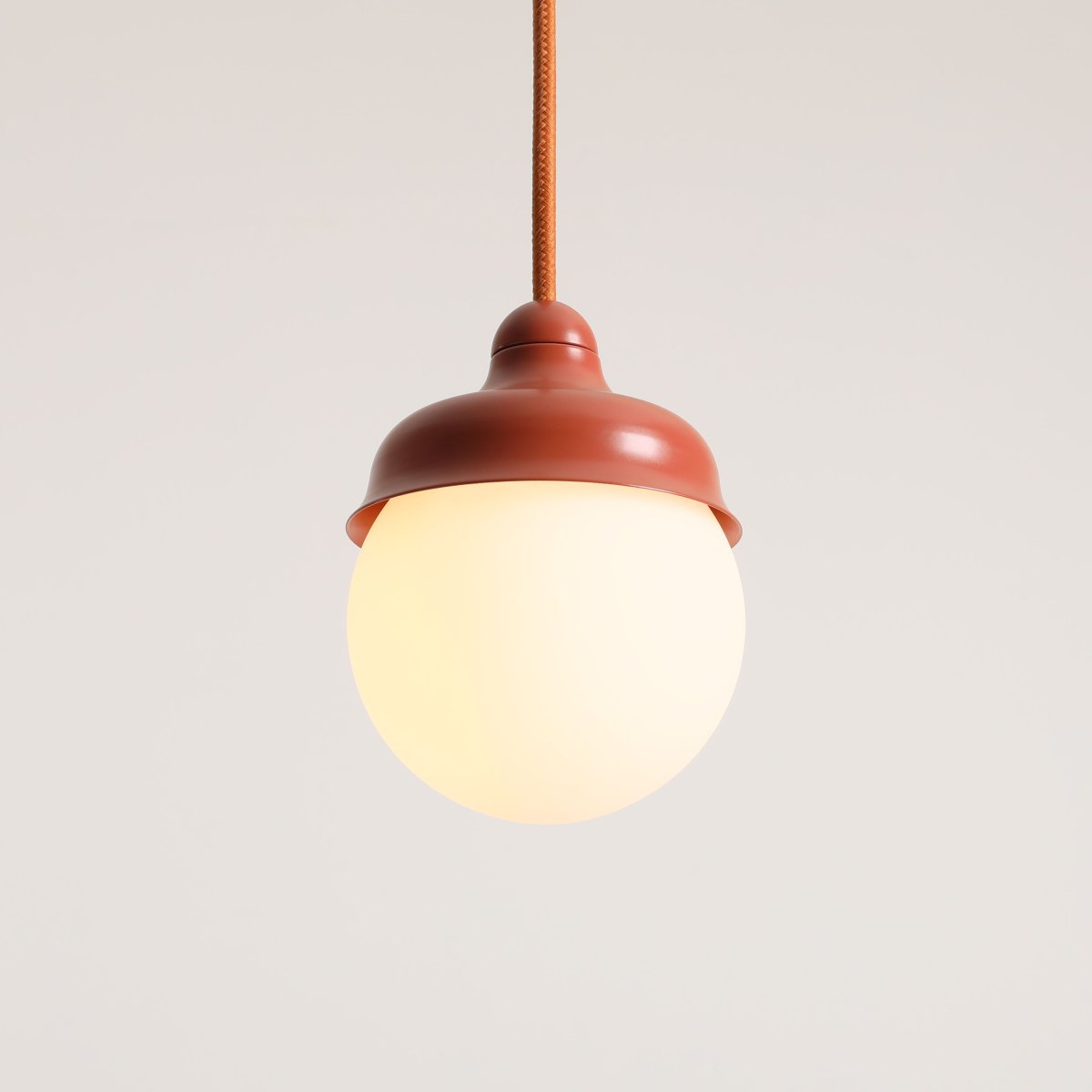 Wave Ø17 Orange loftslampe Fra Artera - Wave er et moderne vedh&aelig;ng med retrodesign lavet af metal og opalglas.