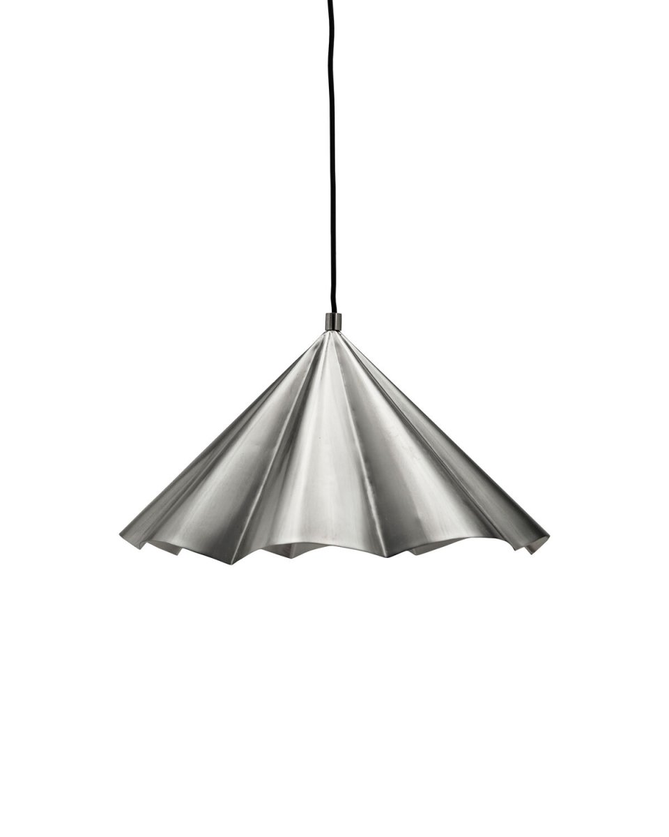 Flola Ø50 Sølv loftslampe Fra House Doctor - Flola er en dekorativ pendellampe med et udtryksfuldt design, der tiltr&aelig;kker opm&aelig;rksomhed.