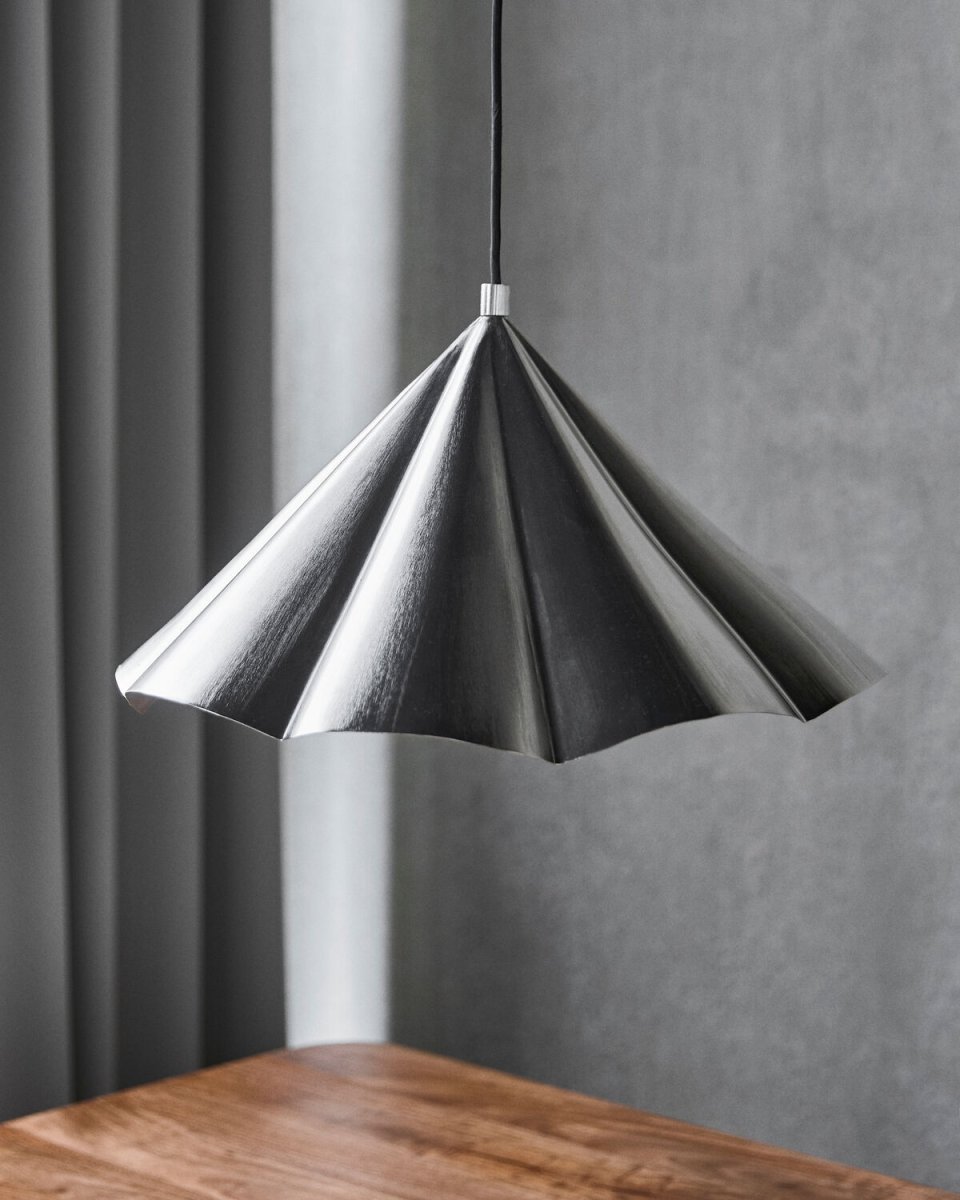 Flola Ø50 Sølv loftslampe Fra House Doctor - Flola er en dekorativ pendellampe med et udtryksfuldt design, der tiltr&aelig;kker opm&aelig;rksomhed.
