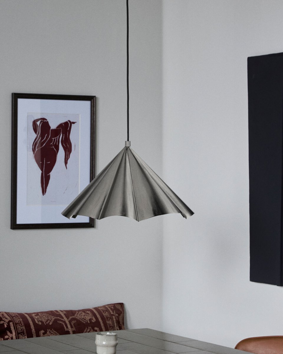 Flola Ø50 Sølv loftslampe Fra House Doctor - Flola er en dekorativ pendellampe med et udtryksfuldt design, der tiltr&aelig;kker opm&aelig;rksomhed.