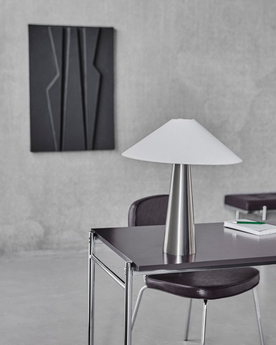 Soffi 48cm Sølv bordlampe Fra House Doctor - Soffi bordlampe har et stilfuldt og moderne udtryk med en elegant kombination af metal og tekstil.